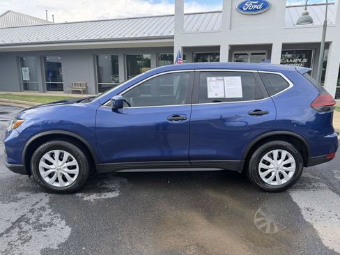 Used 2019 Nissan Rogue S FWD image 2