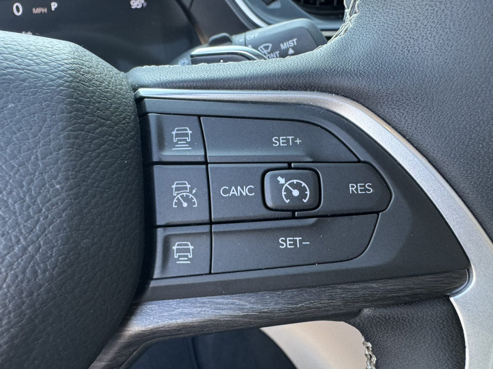 Used 2025 Jeep Grand Cherokee Limited w/ Luxury Tech Group II RWD image 35