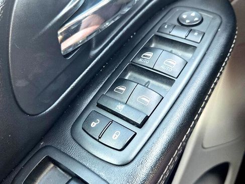Used 2016 Chrysler Town & Country Touring w/ Driver Convenience Group image 19