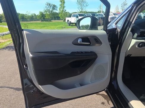 Used 2023 Chrysler Pacifica Touring-L FWD image 27