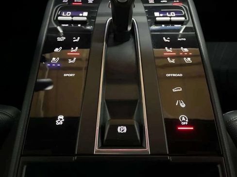 Used 2022 Porsche Macan AWD/4WD image 17