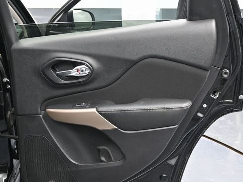 Used 2018 Jeep Cherokee Latitude w/ Safety Group image 31