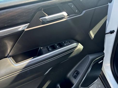 Used 2025 GMC Acadia Elevation image 29