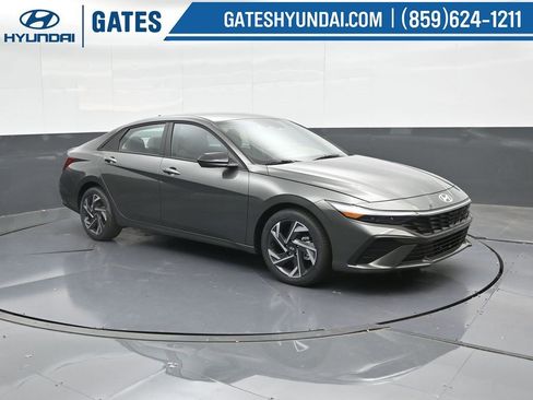 Used 2025 Hyundai Elantra Sport image 4