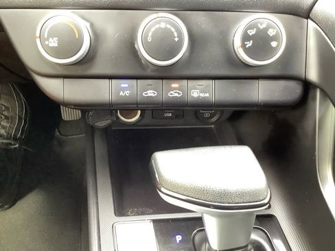 Used 2022 Hyundai Elantra SE image 28
