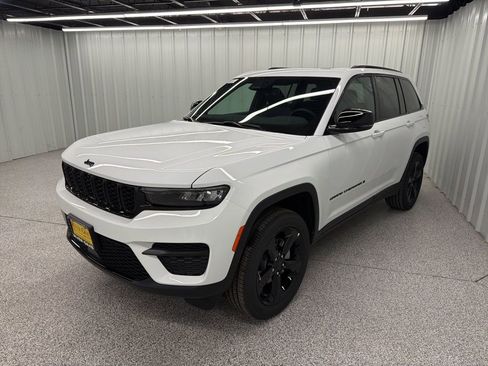 New 2025 Jeep Grand Cherokee Altitude image 3
