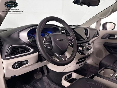 Used 2023 Chrysler Pacifica Touring-L image 9