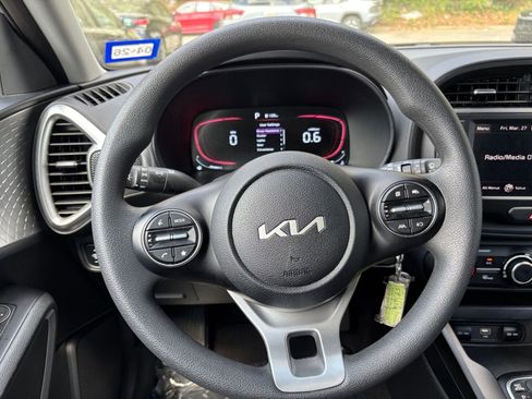 Used 2025 Kia Soul LX w/ LX Technology Package FWD image 28