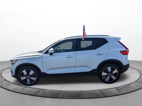 Used 2021 Volvo XC40 T5 Momentum w/ Premium Package image 7