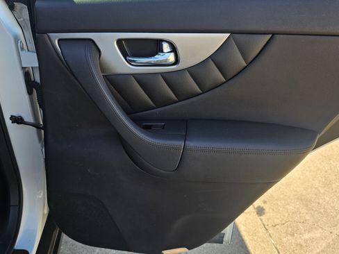 Used 2017 INFINITI QX70 2WD w/ Premium Package image 32