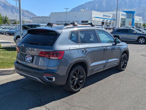 Used 2022 Volkswagen Taos SE FWD image 3