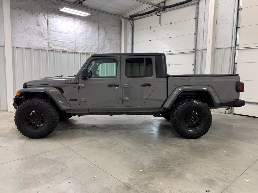 Used 2023 Jeep Gladiator Sport AWD/4WD image 3