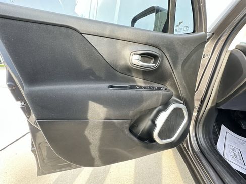 Used 2019 Jeep Renegade Latitude w/ Cold Weather Group AWD/4WD image 22