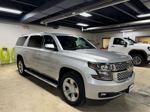 Used 2019 Chevrolet Suburban LT w/ LT Signature Package image 3