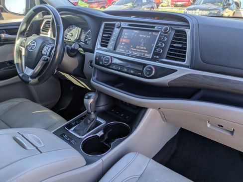 Used 2017 Toyota Highlander Limited image 12