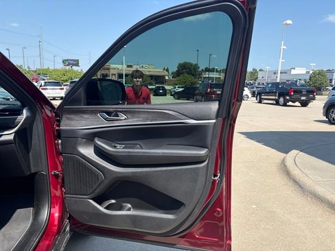 Used 2025 Jeep Grand Cherokee Limited AWD/4WD image 26