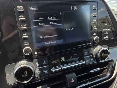 Used 2021 Toyota Highlander LE AWD/4WD image 9