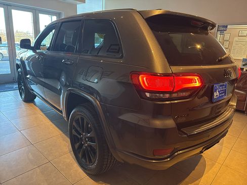 Used 2017 Jeep Grand Cherokee Altitude image 5
