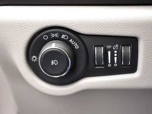 Used 2024 Chrysler Pacifica Touring-L FWD image 22