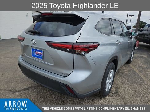 Used 2025 Toyota Highlander LE FWD image 12