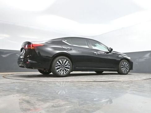 Used 2025 Nissan Altima 2.5 SV FWD image 41