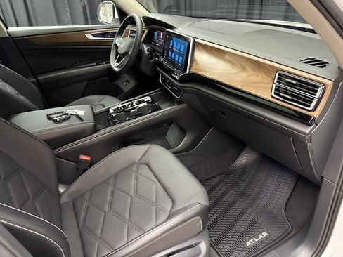 Used 2024 Volkswagen Atlas SE w/ Panoramic Sunroof Package image 28