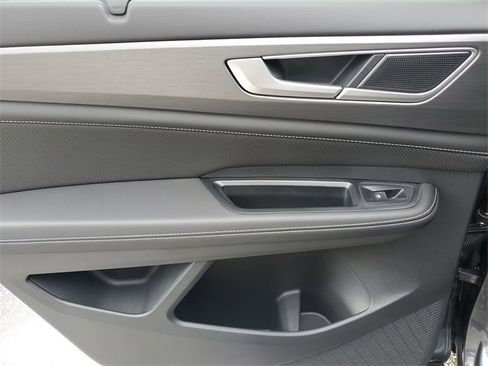 Certified 2025 Volkswagen Atlas Cross Sport SE w/ Panoramic Sunroof Package image 13