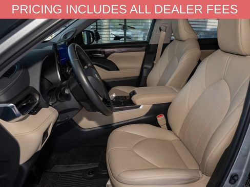 Used 2023 Toyota Highlander Limited FWD image 13