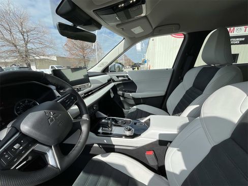 New 2026 Mitsubishi Outlander SE image 10