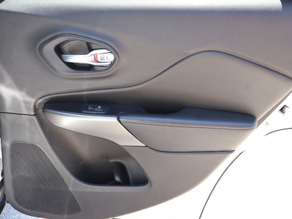 Used 2020 Jeep Cherokee Limited FWD image 10