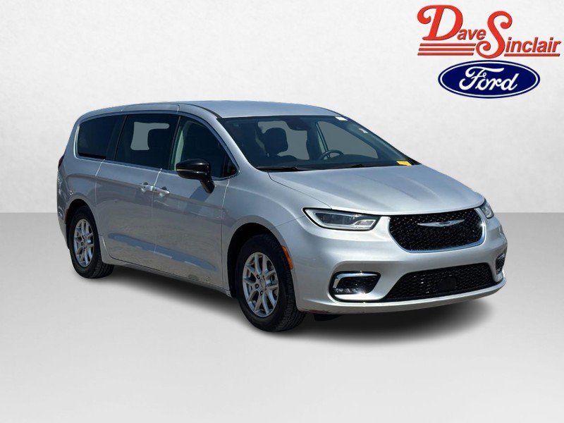 Used 2024 Chrysler Pacifica Touring-L FWD image 4