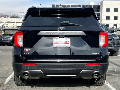 Used 2022 Ford Explorer XLT w/ Equipment Group 202A image 4