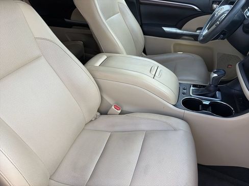 Used 2016 Toyota Highlander Limited w/ Driver Technology Package FWD image 34