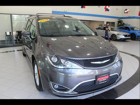 Used 2018 Chrysler Pacifica Touring Plus FWD image 3