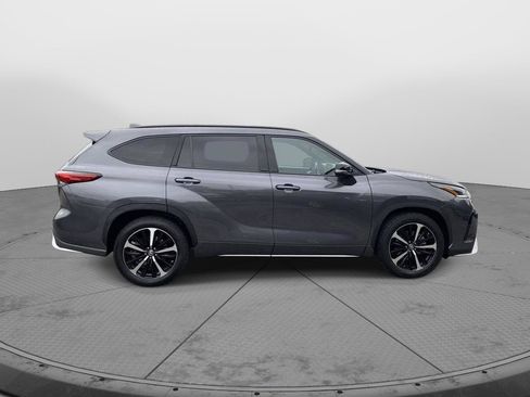 Used 2022 Toyota Highlander XSE AWD/4WD image 2