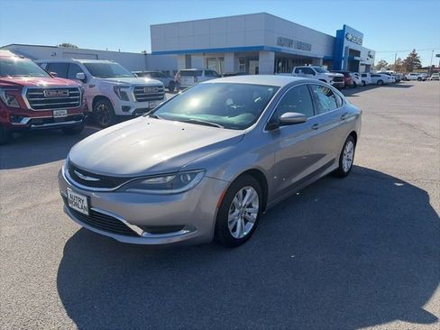Used 2017 Chrysler 200 Limited Platinum image 2