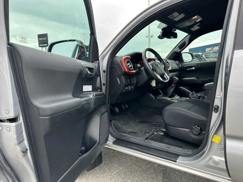 Used 2018 Toyota Tacoma SR image 18