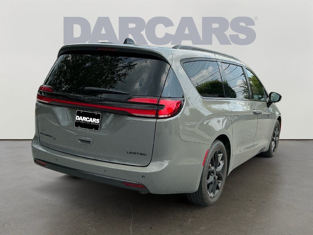 Used 2025 Chrysler Pacifica Limited FWD image 7