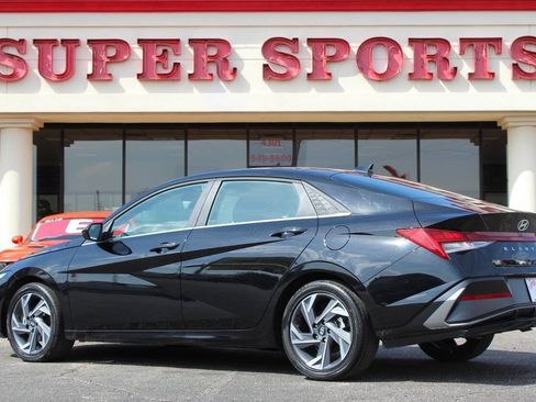 Used 2025 Hyundai Elantra SEL FWD image 5