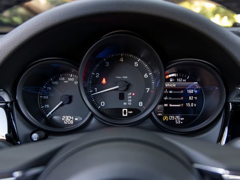 Certified 2025 Porsche Macan AWD/4WD image 33