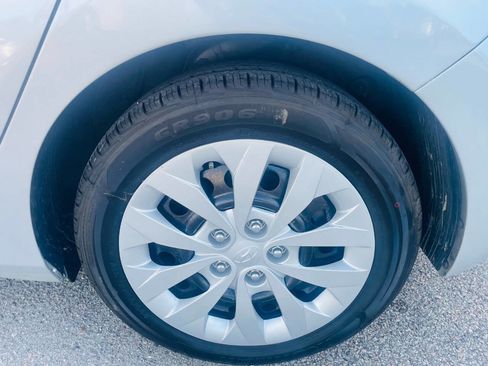 Used 2017 Hyundai Elantra GT image 4