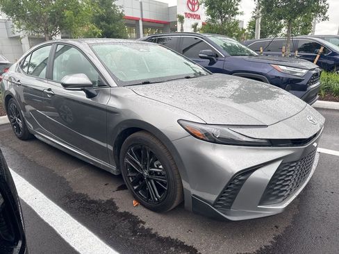 Used 2025 Toyota Camry SE image 3
