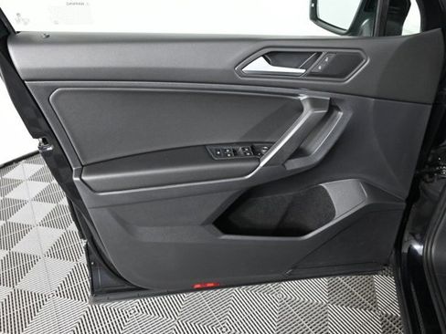 Used 2021 Volkswagen Tiguan SE w/ Panoramic Sunroof Package image 20