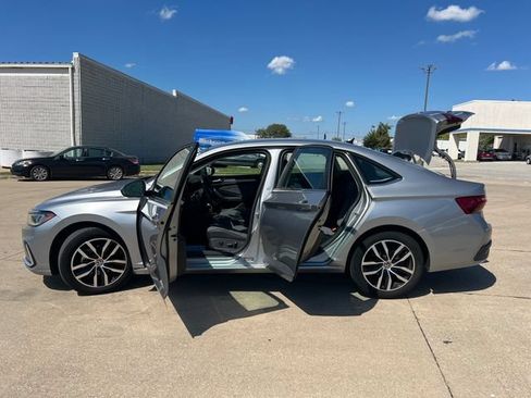 Used 2025 Volkswagen Jetta SE FWD image 4