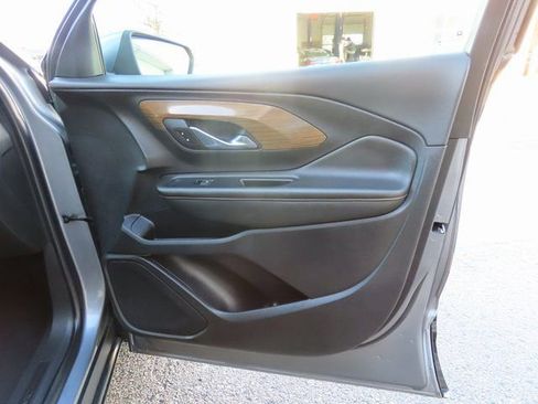 Used 2020 GMC Terrain SLE w/ Driver Convenience Package image 9