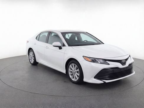 Used 2018 Toyota Camry LE image 2