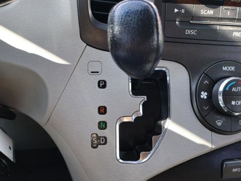 Used 2013 Toyota Sienna LE w/ Towing Pkg FWD image 15