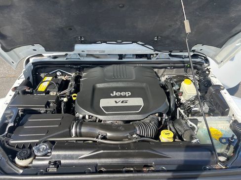 Used 2014 Jeep Wrangler Unlimited Sahara image 23