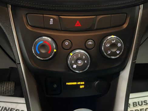 Used 2019 Chevrolet Trax LT w/ LT Convenience Package image 27