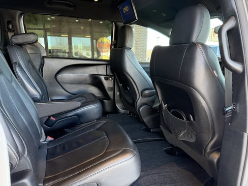 Used 2019 Chrysler Pacifica Touring-L w/ S Appearance Package image 31